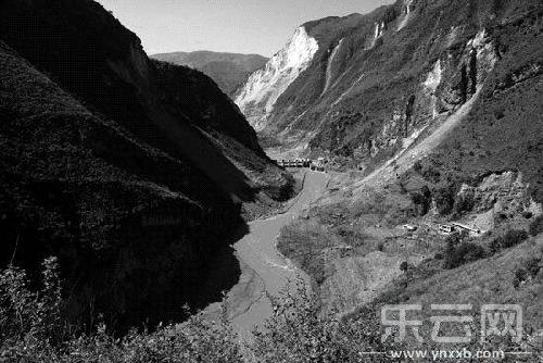 云南魯?shù)檠呷巳?村民挖出20萬(wàn)現(xiàn)金(圖)