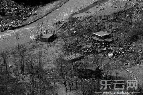 云南魯?shù)檠呷巳?村民挖出20萬(wàn)現(xiàn)金(圖)