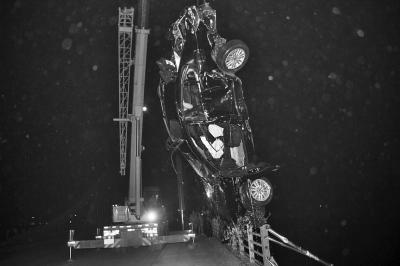 河南長葛一輛轎車玩漂移墜河 車內(nèi)2男2女死亡