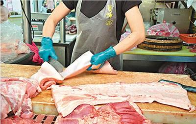 　　受黑心油影響，臺灣主婦自行榨豬油，過去乏人問津的豬板油和二層油，現(xiàn)時變得相當(dāng)搶手。臺灣“中央社”