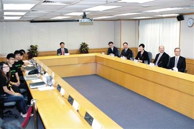 香港特區(qū)政府與學(xué)聯(lián)對(duì)話：希望學(xué)生帶頭撤離