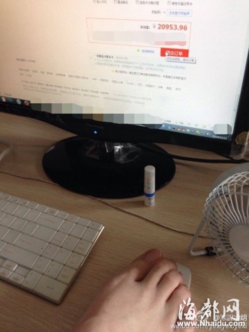 　　福州男雙11瘋狂血拼，被網(wǎng)友封為“網(wǎng)購第一腳”