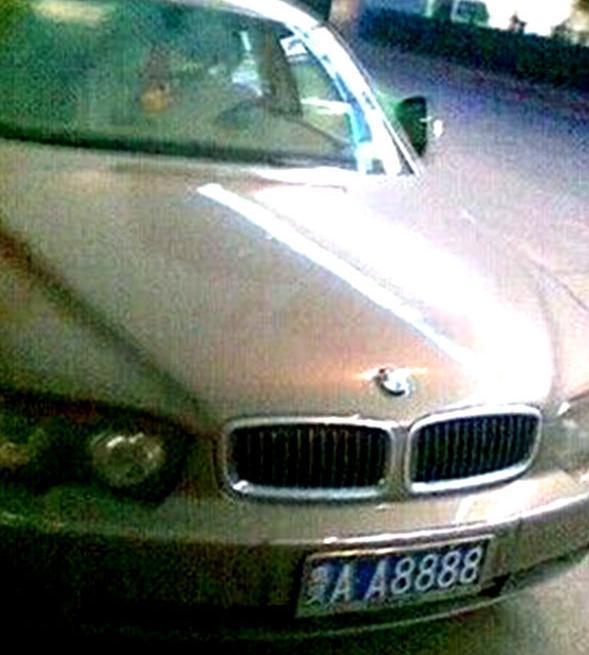 “老干媽”獲政府獎勵A(yù)8888車牌 勞斯萊斯曝光