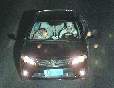 男子深夜敷面膜高速上行駛 電子監(jiān)控拍下慘白臉