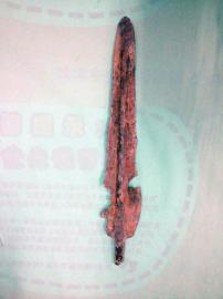 青銅短劍被發(fā)現(xiàn)的地方，是剛剛填土平整的操場(chǎng)土層，但第一出土地點(diǎn)應(yīng)該是取土的地方本報(bào)記者樊亮攝