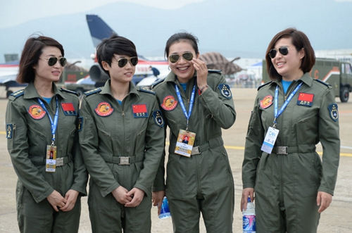 　　中國空軍八一飛行表演隊(duì)的“四朵金花”英氣逼人