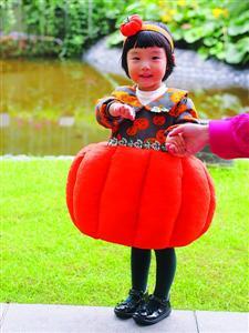 父親為女兒制作百套創(chuàng)意服飾 南瓜青花瓷穿上身