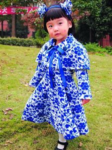 父親為女兒制作百套創(chuàng)意服飾 南瓜青花瓷穿上身