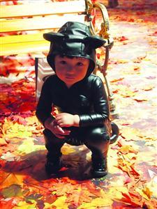 父親為女兒制作百套創(chuàng)意服飾 南瓜青花瓷穿上身