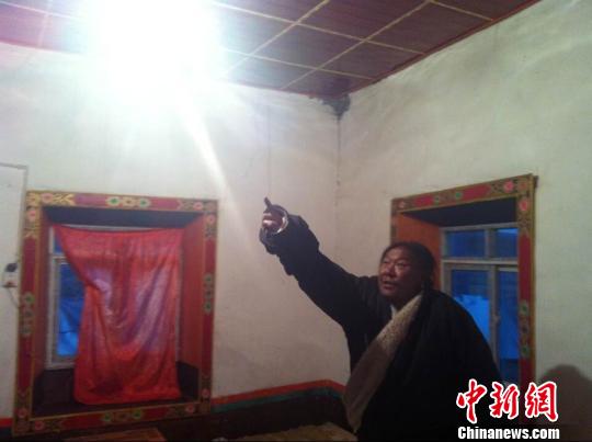 圖為村民色都家的房屋多處出現(xiàn)裂縫。 劉忠俊 攝