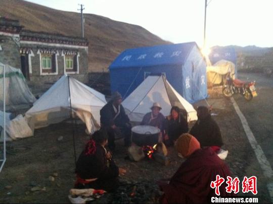 圖為村民色都家的房屋多處出現(xiàn)裂縫。 劉忠俊 攝