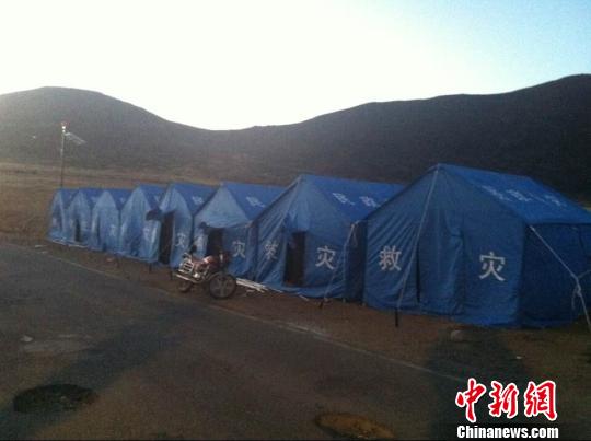 圖為村民色都家的房屋多處出現(xiàn)裂縫。 劉忠俊 攝