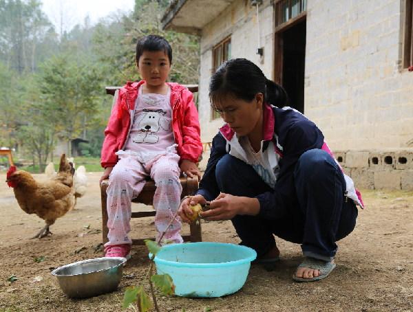 吳明祝將女兒的座椅搬到身旁，自己才放心干活 謝道玖