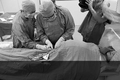 壯年男子因肝病出現(xiàn)肝腹水 肚子大如西瓜 