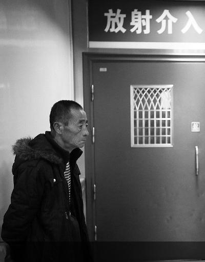 壯年男子因肝病出現(xiàn)肝腹水 肚子大如西瓜 