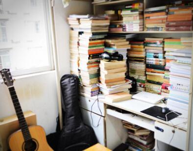 四川大學(xué)“學(xué)霸”走紅 寢室藏書2000余冊(cè)(圖)