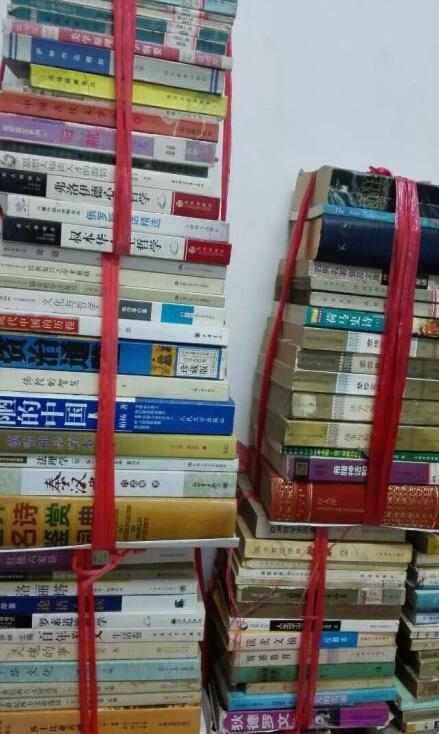 四川大學(xué)“學(xué)霸”走紅 寢室藏書2000余冊(cè)(圖)