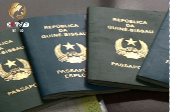 十年來 朱某和孔某不斷變化著身份