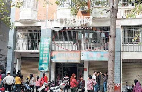 女子遭強(qiáng)奸割喉丟血書(shū)求救 12歲幼子屋內(nèi)遇害