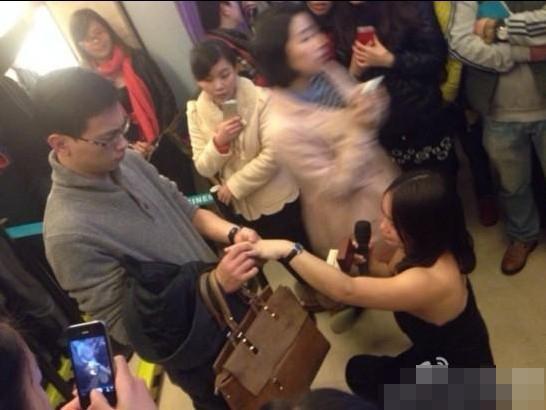 女子向男友跪地求婚成功 生下骨折女嬰男友失聯(lián)