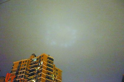 武昌夜空突現(xiàn)巨大光圈 有規(guī)律聚散(圖)