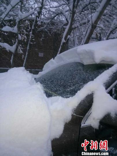 新疆北部遭遇大風(fēng)大雪致多條公路通行受阻