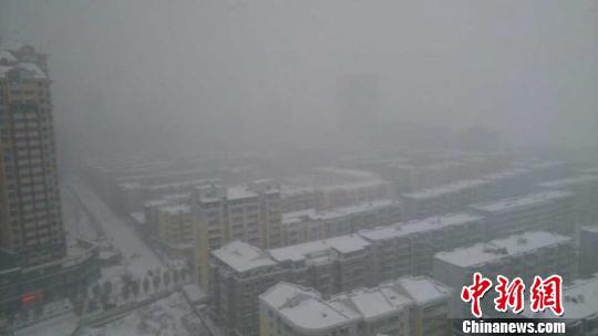 新疆北部遭遇大風(fēng)大雪致多條公路通行受阻(圖)