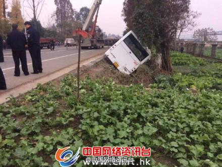 四川都江堰一輛公交車發(fā)生側(cè)翻 致10余人受傷