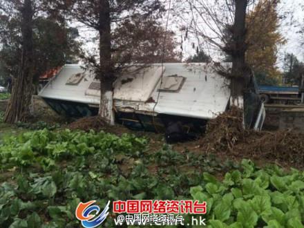 四川都江堰一輛公交車發(fā)生側(cè)翻 致10余人受傷