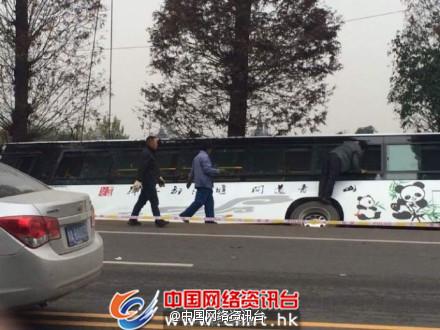 四川都江堰一輛公交車發(fā)生側(cè)翻 致10余人受傷