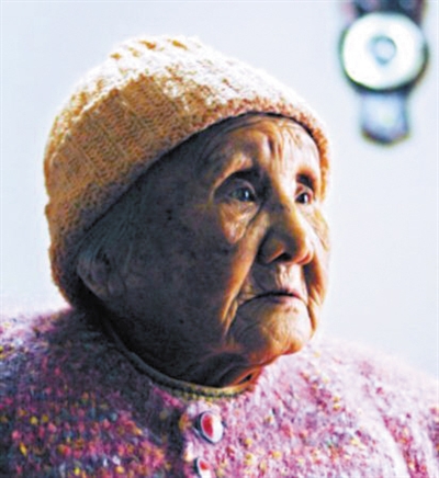 吳秀蘭，1915年出生，2011年病故。南京大屠殺幸存者。南京城破前夕，遭日軍轟炸受傷截肢，大女兒當(dāng)場(chǎng)被炸死。