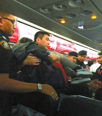 3.女乘客被抱下航班。