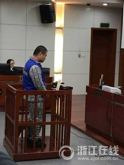家長(zhǎng)開(kāi)車接孩子被劫持 嫌犯受審多名小學(xué)生旁聽(tīng)