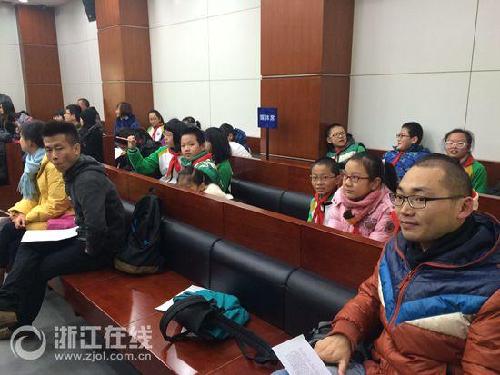 家長(zhǎng)開(kāi)車接孩子被劫持 嫌犯受審多名小學(xué)生旁聽(tīng)