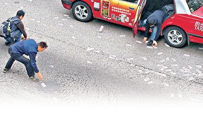 香港運(yùn)鈔車丟千萬現(xiàn)金 13人交還約360萬港元