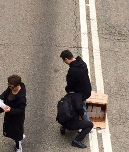 香港運鈔車錢箱跌出車 民眾撿起鈔票就走 香港運鈔車錢箱跌出車 民眾撿起鈔票就走