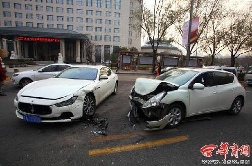 西安男子駕車撞百萬瑪莎拉蒂 維修費達數(shù)十萬