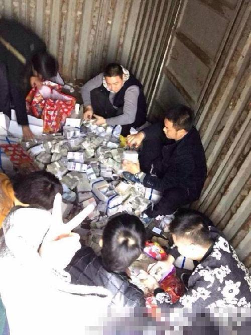 溫州男子不滿(mǎn)銀行催還貸款 扛40萬(wàn)零錢(qián)還貸