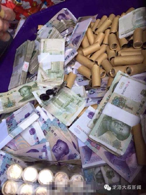 溫州男子不滿(mǎn)銀行催還貸款 扛40萬(wàn)零錢(qián)還貸