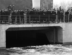 昨日，南水北調(diào)中線一期工程總干渠終點(diǎn)團(tuán)城湖明渠開閘放水 新華社發(fā)