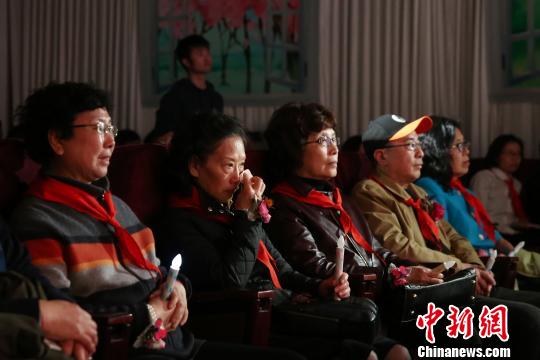 老同學(xué)們佩戴著紅領(lǐng)巾，共同追憶青蔥歲月點(diǎn)滴，送昔日的同學(xué)最后一程。福壽園提供