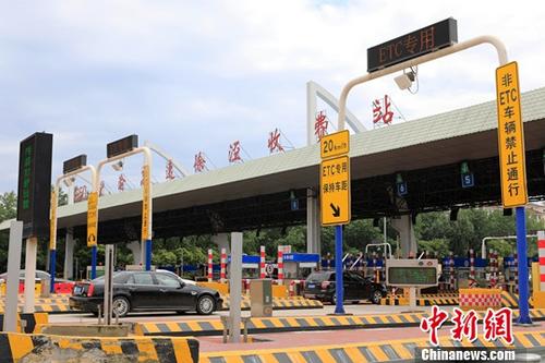 7月1日，在滬渝高速徐涇收費站，車輛從ETC專用車道通行。近日，交通運輸部出臺的《關(guān)于大力推動高速公路ETC發(fā)展應(yīng)用工作的通知》指出，2019年7月1日起，嚴格落實對ETC用戶不少于5%的車輛通行費基本優(yōu)惠政策。<a target='_blank' >中新社</a>記者 殷立勤 攝