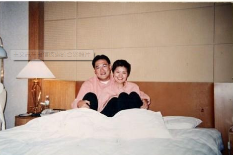 從宋林和楊麗娟的合影看，兩人合影時(shí)的態(tài)度當(dāng)屬親近。