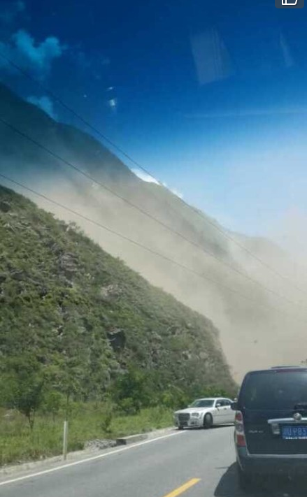 四川茂縣石大關(guān)發(fā)生山體滑坡 飛石砸中車輛