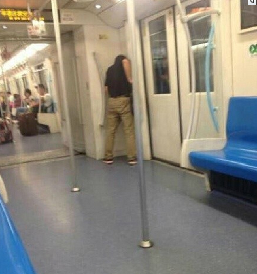 上海一男子被曝在地鐵車廂內(nèi)當(dāng)眾小便