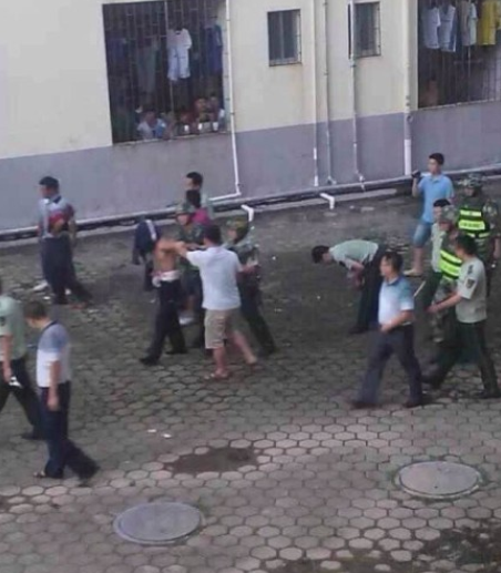 警方在該市東中碼頭附近抓獲16名偷越國邊境的嫌疑人