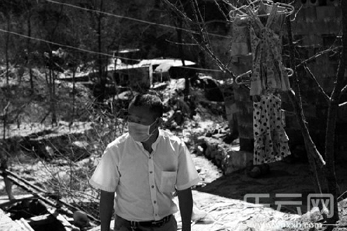 云南魯?shù)檠呷巳?村民挖出20萬(wàn)現(xiàn)金(圖)