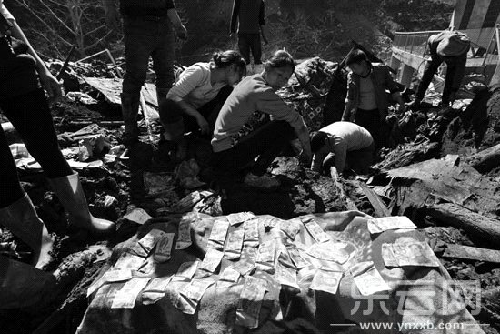 云南魯?shù)檠呷巳?村民挖出20萬(wàn)現(xiàn)金(圖)