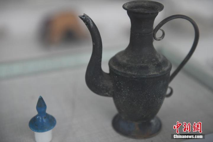 圖為鄉(xiāng)村農(nóng)耕博物館里展示的銅酒壺。