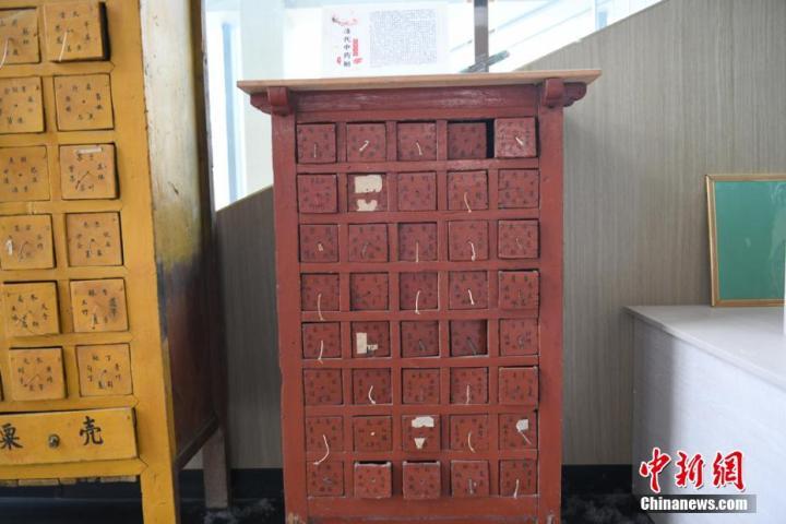 圖為鄉(xiāng)村農(nóng)耕博物館展廳里展示的清代中藥廚。
